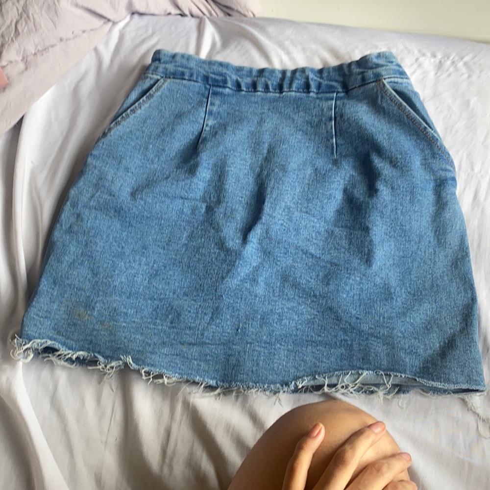 Cute high waisted jean skirt with pockets. Zipper back. Give hour glass shape
